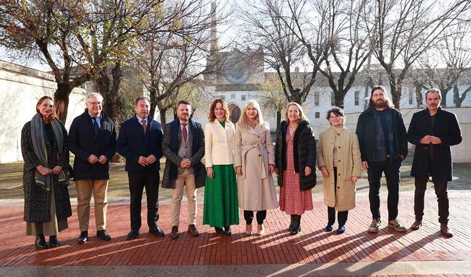La consejera de Cultura, Patricia del Pozo, y la directora del CAAC y el C3A, Jimena Blázquez, junto a algunos de los artistas incluidos en la nueva programación de estos centros.