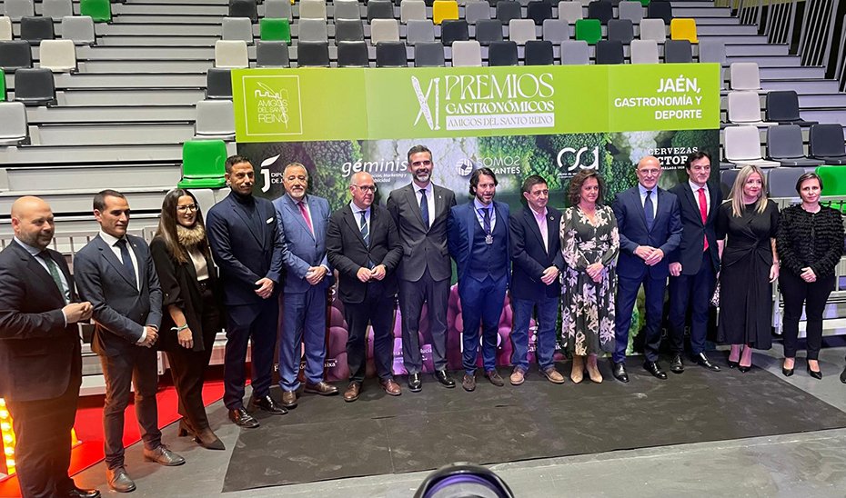 Ramón Fernández-Pacheco y Catalina García, con personalidades y distinguidos, en la entrega de los XI Premios Gastronómicos de la Asociación Amigos del Santo Reino.