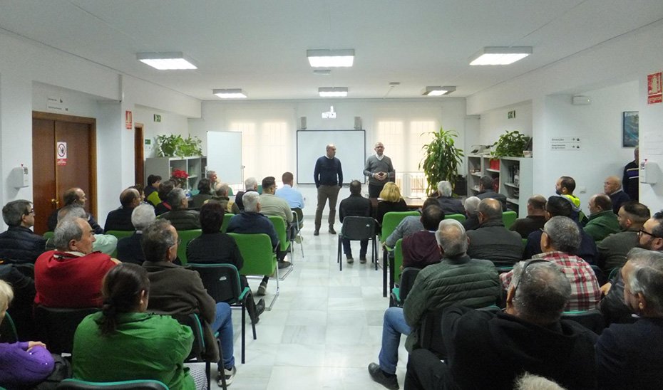 Jornada informativa sobre las ayudas para contribuir a la mejora de la competitividad del sector agrícola celebrada en Albox (Almería).