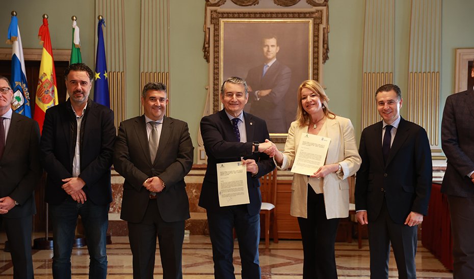 El consejero de la Presidencia, Antonio Sanz, y la alcaldesa de Huelva, Pilar Miranda, tras el acto de firma para habilitar un centro de formación en competencias digitales.