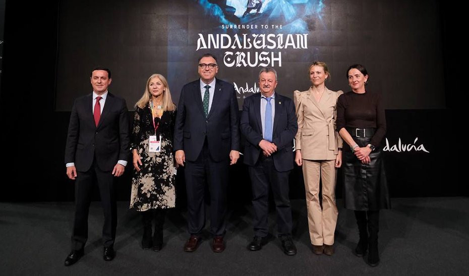 El Consejero de Turismo y Andalucía Exterior, Arturo Bernal, y la Consejera de Cultura, Patricia del Pozo, durante el acto de presentación de la Geoda de Pulpí en FITUR 2025.