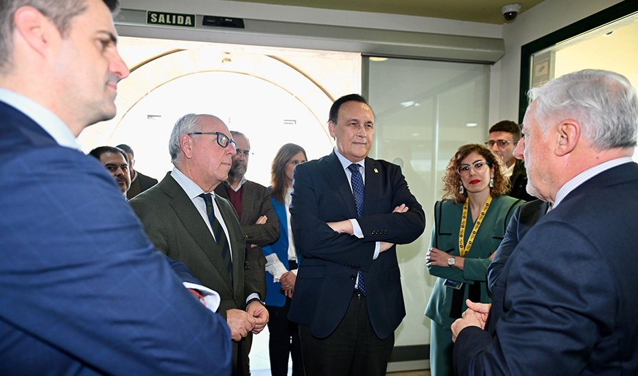 El consejero de Universidad, José Carlos Gómez Villamandos, ha visitado en Martos (Jaén) la sede del Clúster del Plástico de Andalucía.