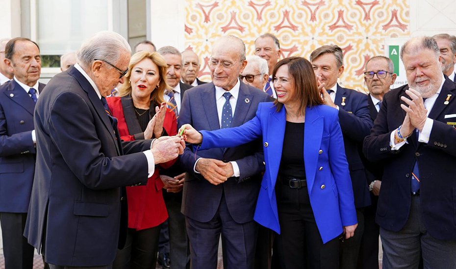 España y Díaz han hecho entrega de las llaves de un local de la AVRA a la Agrupación Nacional de Legionarios de Honor José Ortega Munilla.