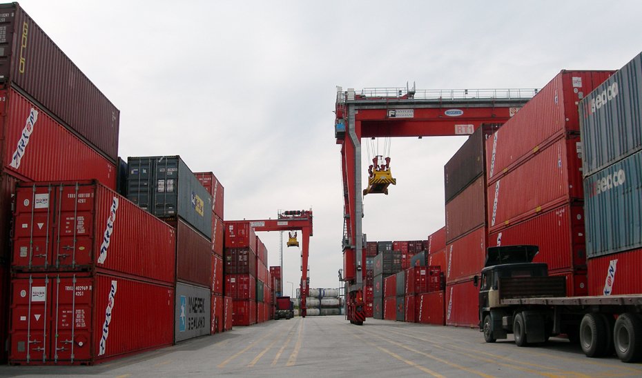 Contenedores con mercancía comercial.