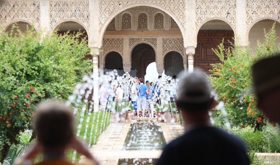 Un grupo de turistas visita la la Alhambra de Granada.