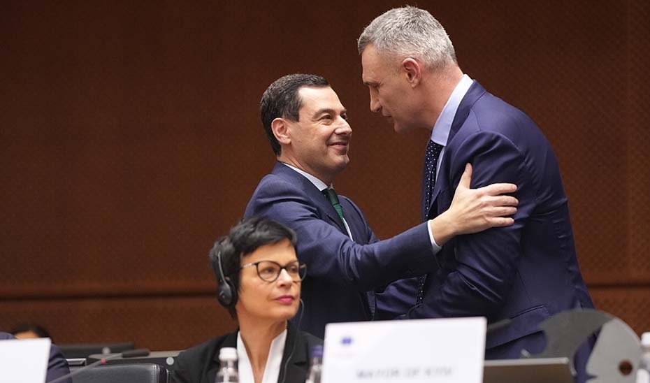 El presidente de la Junta de Andalucía, Juanma Moreno, saluda al alcalde de Kiev, Vitali Klitschko.