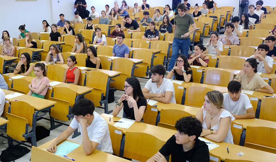 Jóvenes en el momento previo a las pruebas de acceso a la universidad. (Foto: Universidad de Sevilla)