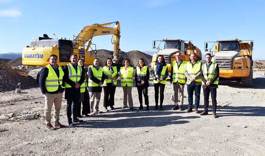 Catalina García durante la visita al inicio de obras de sellado del vertedero de Albox (Almería).