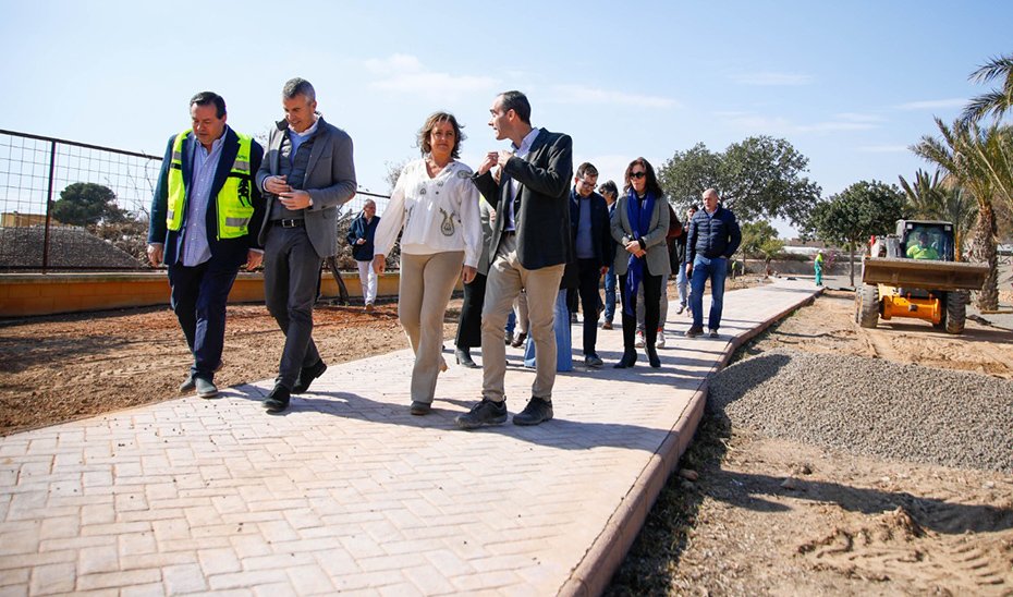 La consejera de Sostenibilidad, Catalina García, durante su visita a las obras del parque del Boticario en Almería.
