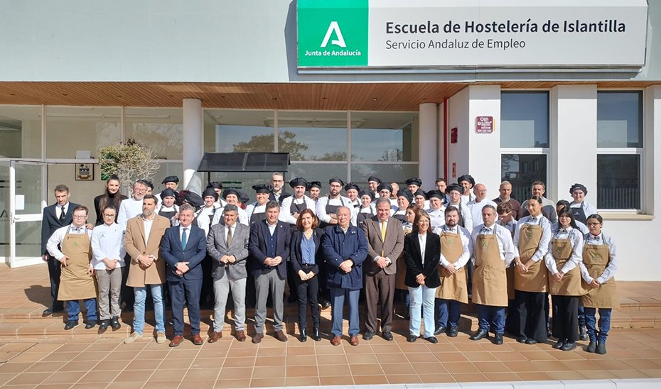 Foto de familia de la visita de Rocío Blanco a la Escuela de Hostelería de Islantilla.