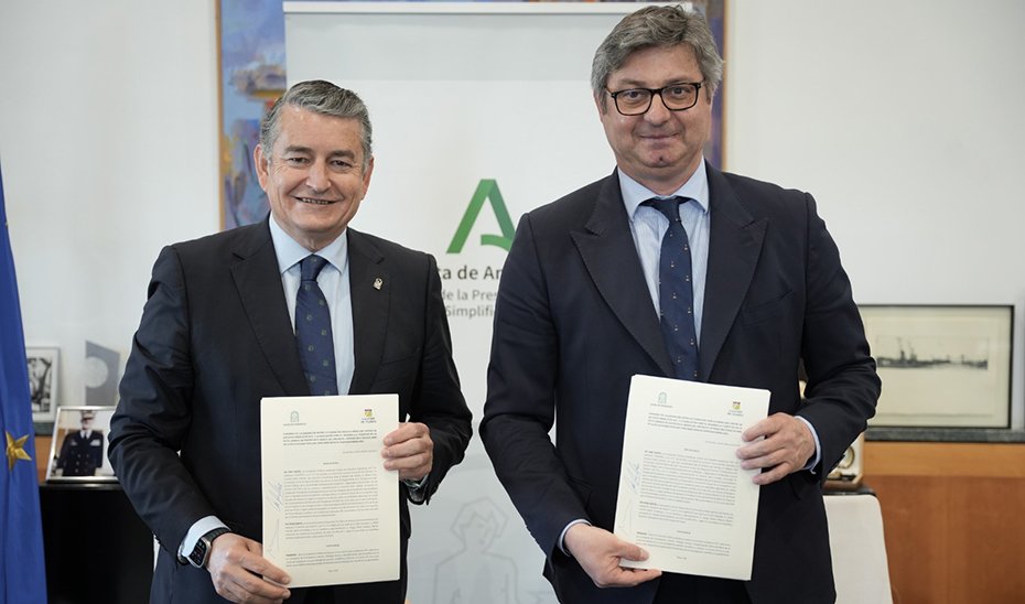 El consejero de la Presidencia, Antonio Sanz, junto al alcalde de Puente Genil, Jose María Velasco, tras la firma del convenio.