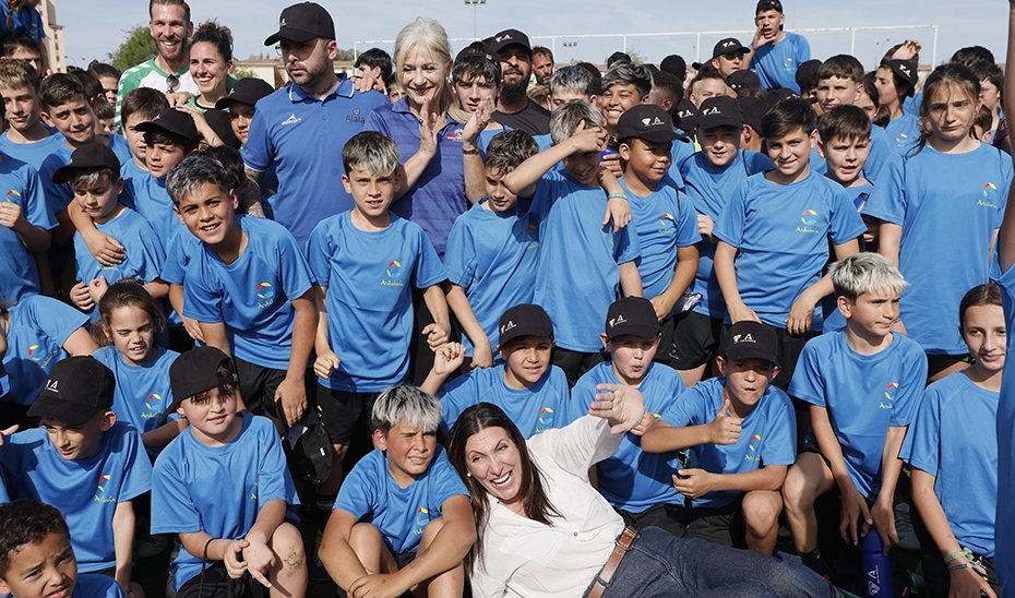 Patricia del Pozo y Loles López han celebrado el Día Internacional del Pueblo Gitano con los participantes en las actividades del programa Mentor 10 en el Polígono Sur.