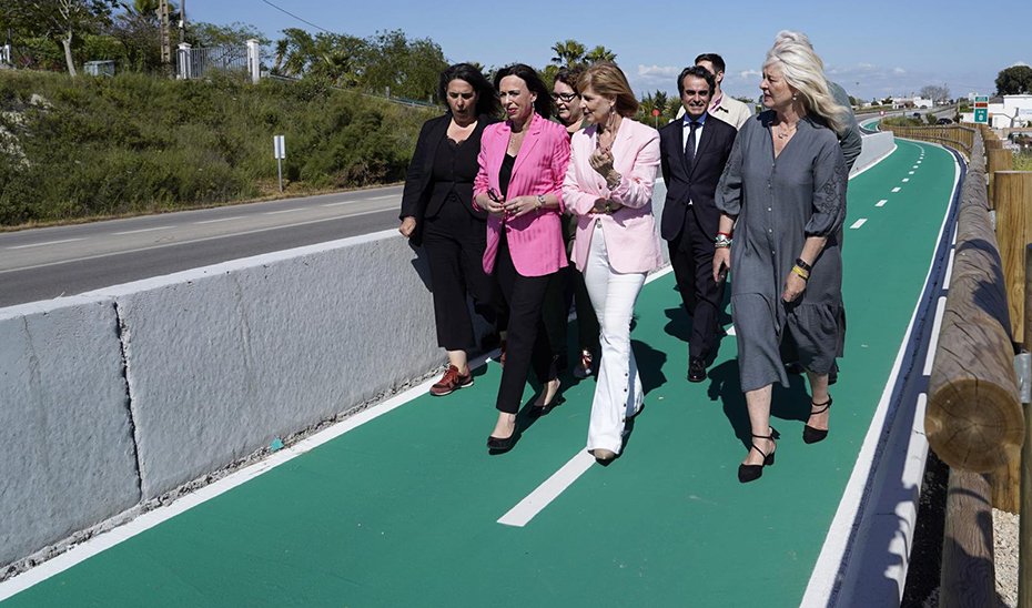 La consejera de Fomento, Rocío Díaz, junto al resto de autoridades, recorren la nueva infraestructura.