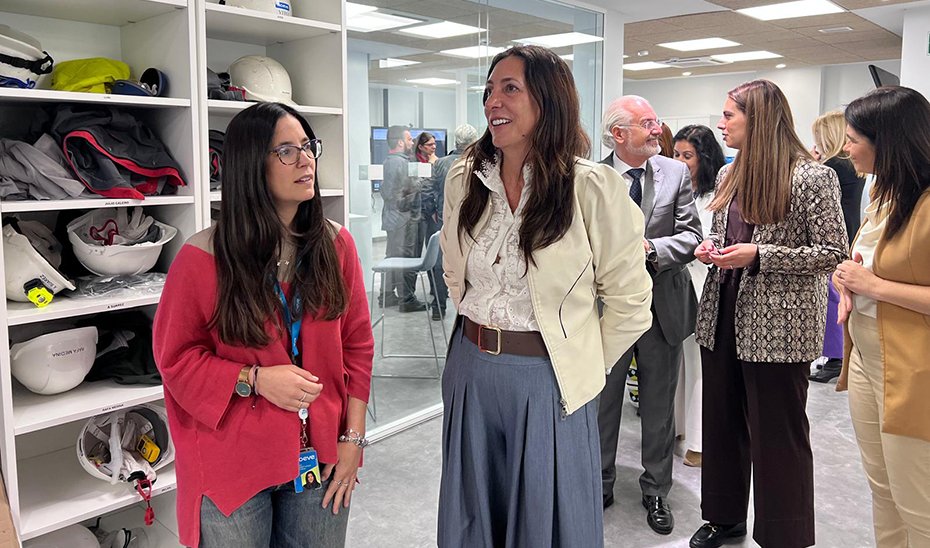 Loles López recorre las instalaciones de la compañía en el municipio onubese de Palos de Frontera.