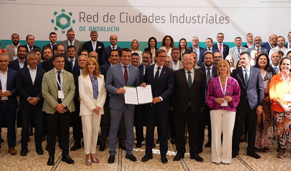 The Minister of Industry, Energy and Mines of the Junta de Andalucía, Jorge Paradela, inaugurated the first High-Level Meeting of the municipalities of the Industrial Cities Network of Andalucía, together with the Mayor of Córdoba, José María Bellido, and the President of the Andalusian Parliament, Jesús Aguirre.