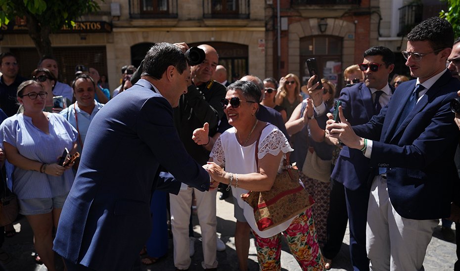 The Andalusian president greeting one of Baeza's residents.