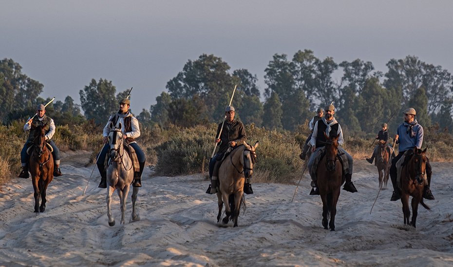 Yegüerizos en Doñana camino de sus animales (Foto Antonio Delgado-Roig).
