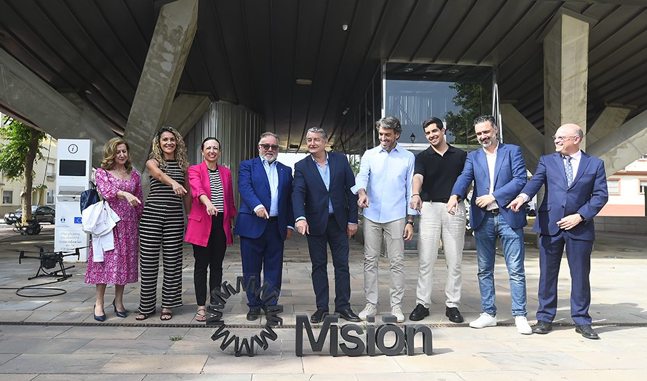El consejero Antonio Sanz, acompañado de otros representantes institucionales y del sector, en la inauguración del centro de emprendimiento digital Smart Mobility en Alhaurín de la Torre.