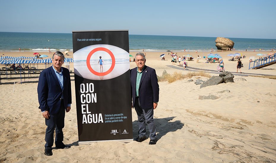 El consejero de la Presidencia, Antonio Sanz, junto al alcalde de Almonte, Francisco Bella, durante la presentación de la nueva campaña de la Agencia de Emergencia de Andalucía (EMA) para prevenir ahogamientos y accidentes en el medio acuático este verano.
