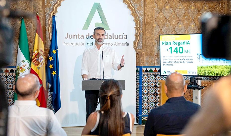 El consejero de Agricultura, Pesca, Agua y Desarrollo Rural, Ramón Fernández-Pacheco, durante la presentación en Almería del nuevo Plan de Modernización del Regadío de Andalucía (Plan RegadíA).