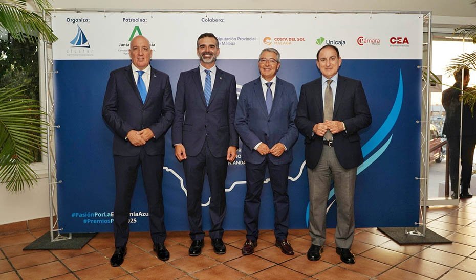 Foto de familia del acto de entrega de los Premios PROA de economía azul.