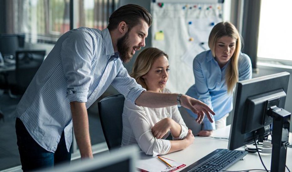 Tres jóvenes emprendedores.
