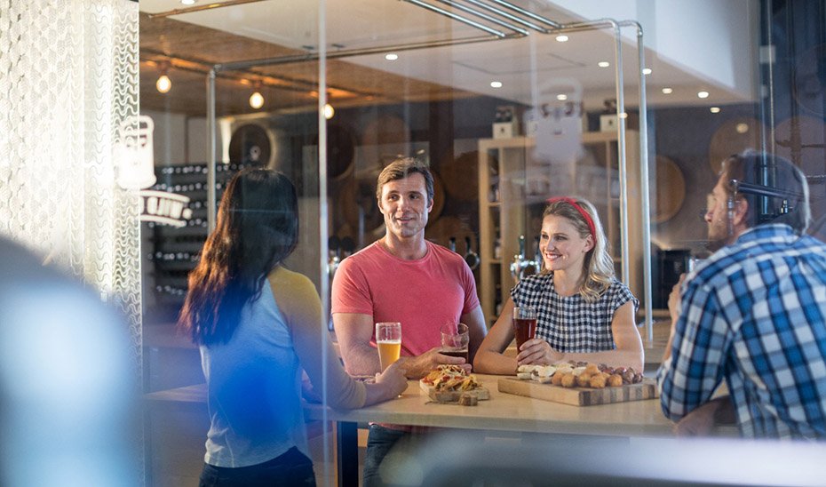 Un grupo de jóvenes conversa en el interior de un local.