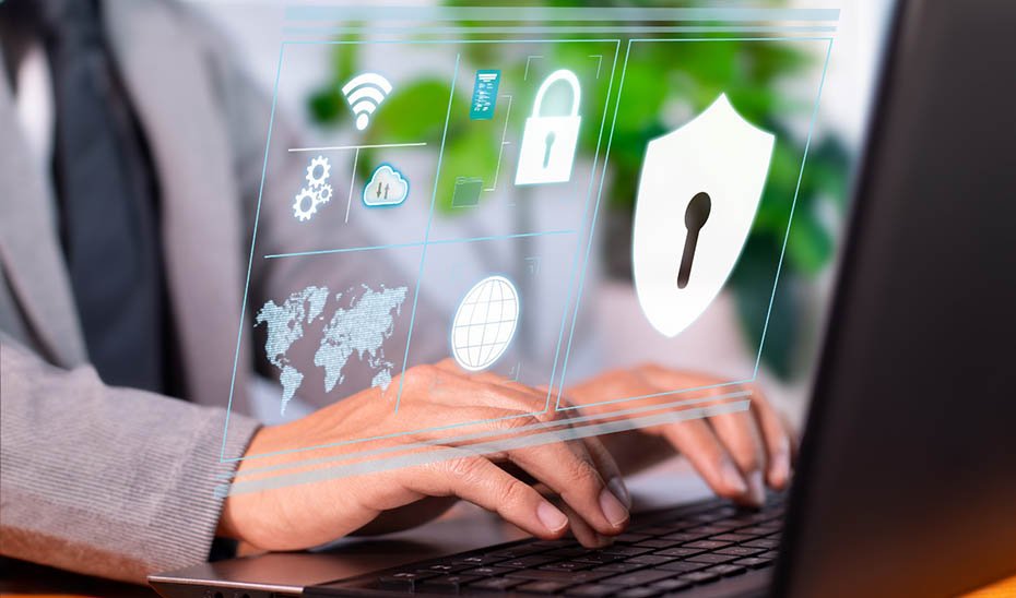 Un usuario comprueba la seguridad del ordenador.