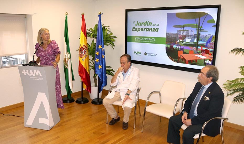 La consejera de Salud y Consumo, Rocío Hernández, presenta el proyecto del u0027Jardín de la Esperanzau0027 del Hospital Universitario Virgen Macarena junto al hermano mayor de la hermandad de la Macarena, Jose Antonio Fernández.
