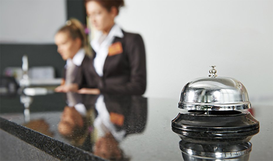 Dos trabajadoras de la recepción de un hotel, durante su jornada laboral.