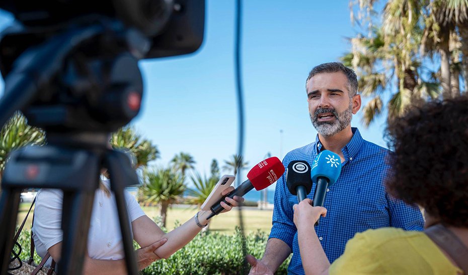 Ramón Fernández-Pacheco atiende a los medios de comunicación en Almería.