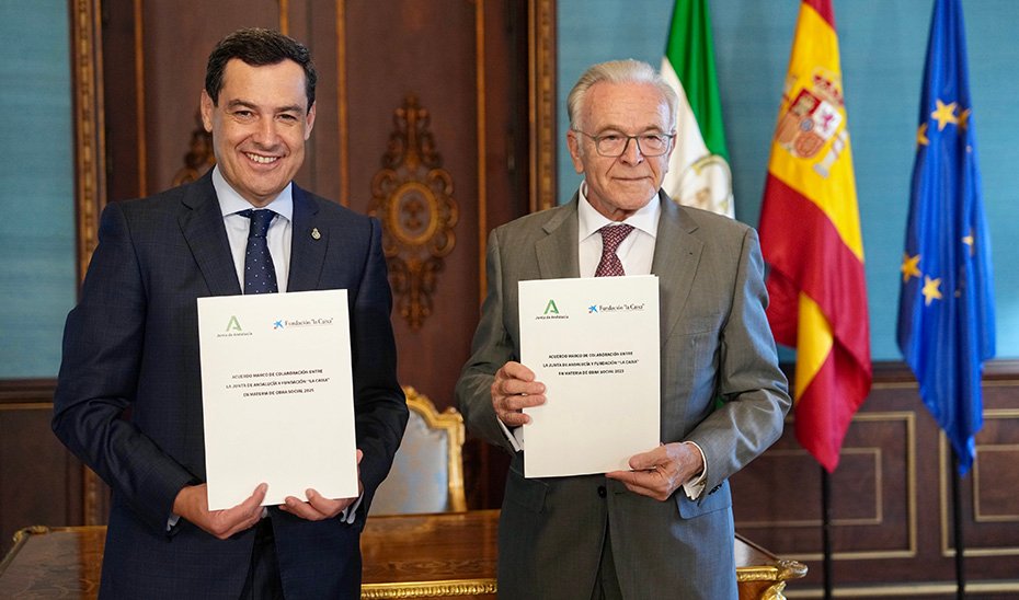 Juanma Moreno e Isidro Fainé, tras la firma de la renovación del convenio de colaboración entre la Junta y la Fundación