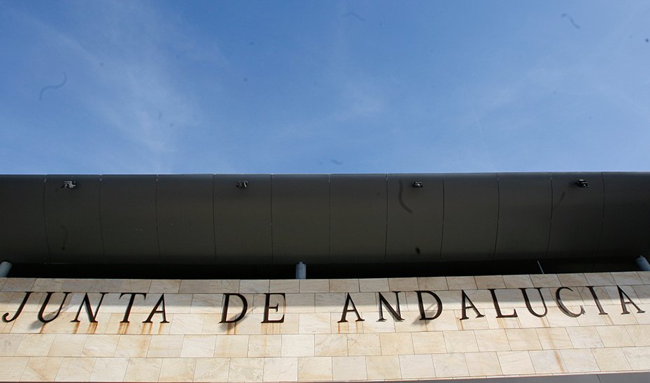 Fachada de Torretriana, sede de la Consejería de Economía, Hacienda y Fondos Europeos.