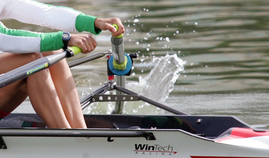 Una joven deportista practica remo durante un entrenamiento.