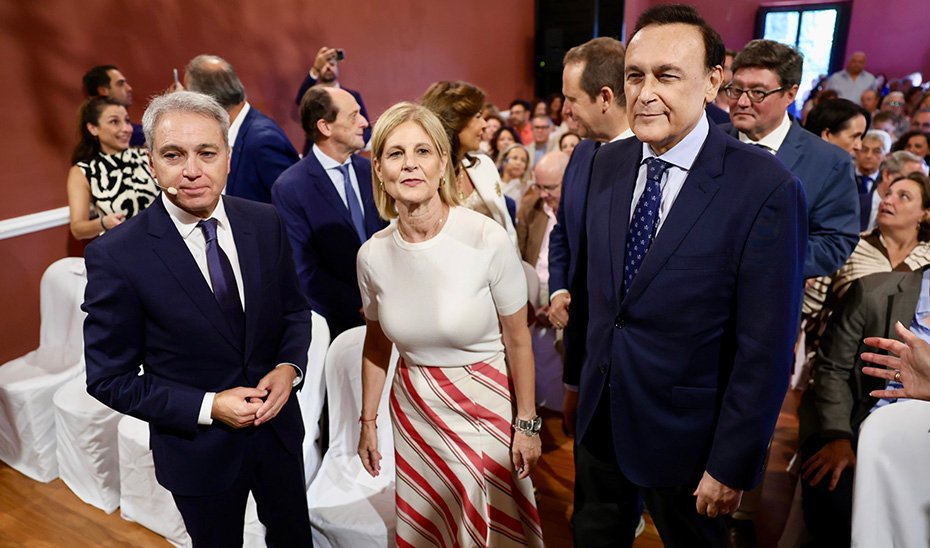 El consejero de Universidad, José Carlos Gómez Villamandos, junto a la alcaldesa de Jerez, María José García-Pelayo, y el periodista Vicente Vallés.