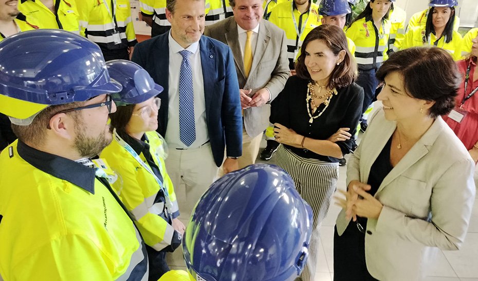 Rocío Blanco conversa con trabajadores de Atlantic Copper en las instalaciones de la empresa.