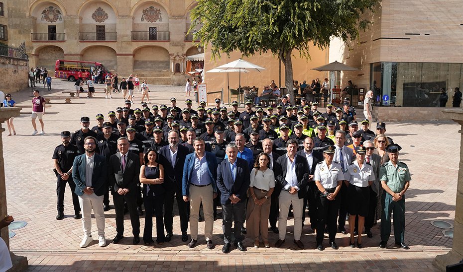 El consejero de la Presidencia, Antonio Sanz, y otras autoridades junto a la LV Promoción del Curso de Ingreso de Policías Locales de Andalucía.