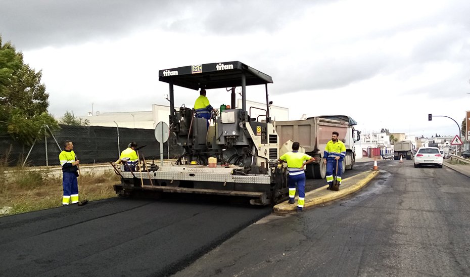 Trabajo de conservación y asfaltado en una travesía de la red autonómica de carreteras.