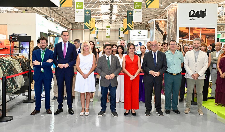 Foto de familia de la inauguración de Ibercaza 2025.