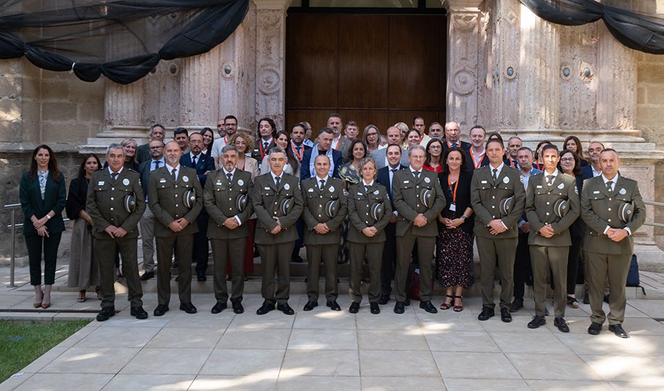 La consejera de Sostenibilidad y Medio Ambiente junto a los Agentes de Medio Ambiente antes del debate a la totalidad del Proyecto de Ley de Agentes de Medio Ambiente de Andalucía.