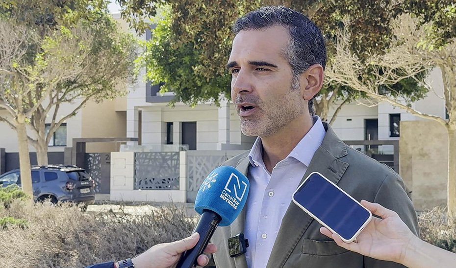 El consejero de Agricultura, Ramón Fernández-Pacheco, atiende a los medios de comunicación.