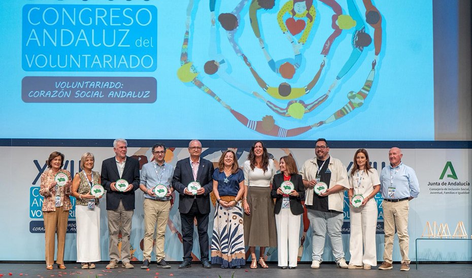 Las consejeras María del Carmen Castillo y Loles López, en el acto inaugural del XVIII Congreso Andaluz de Voluntariado, en Lepe (Huelva).