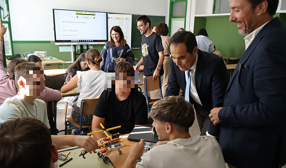 El consejero de Justicia, José Antonio Nieto, recorre el aula de Robótica del IES Las Aceñas de Alcolea del Río.