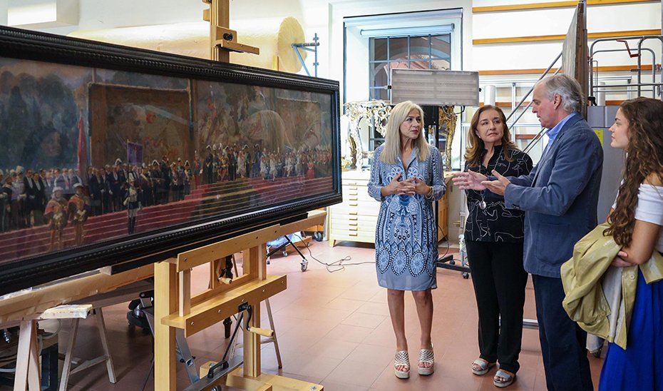 La consejera de Cultura, Patricia del Pozo, junto a la directora del Museo de Bellas Artes de Sevilla, Valme Muñoz, Jaime Martínez, nieto del pintor, y su hija.