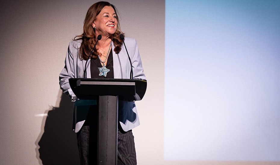 María del Carmen Castillo, en un momento de su intervención, en el acto del estreno del vídeo, celebrado el Teatro Isabel la Católica de Granada.