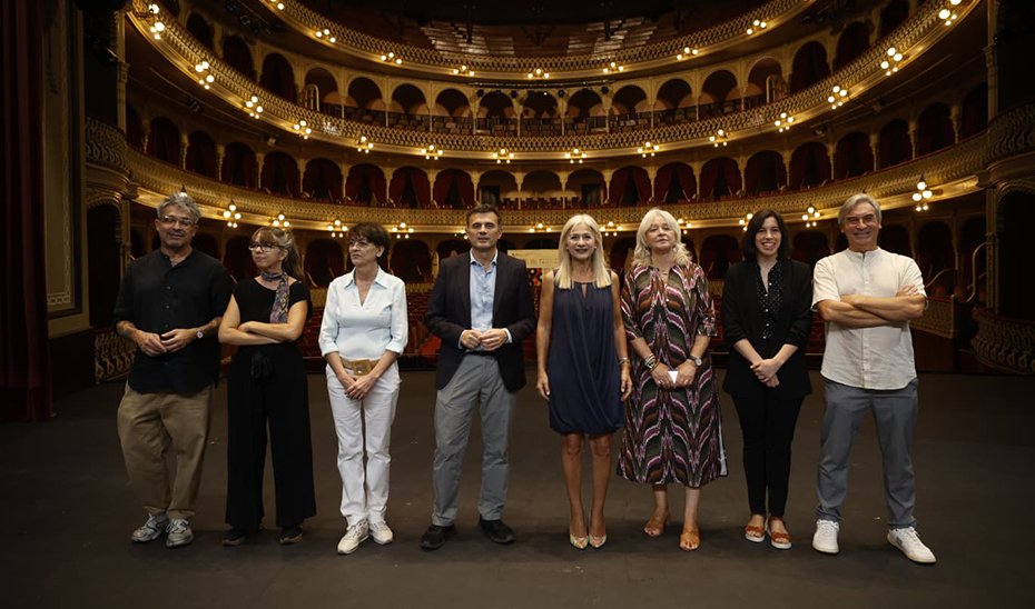 La consejera de Cultura, Patricia del Pozo, junto al resto de las autoridades que han acudido a la presentación de la programación del 23º Festival de Música Española de Cádiz en el Gran Teatro Falla.