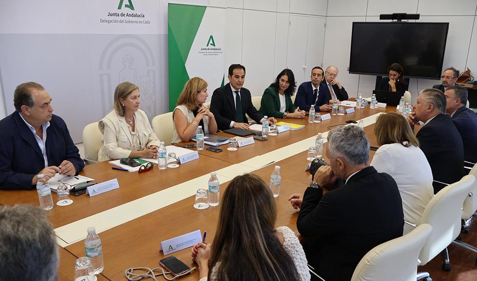 Nieto analiza con los operadores jurídicos de Cádiz la implantación de la Ley de Eficiencia.