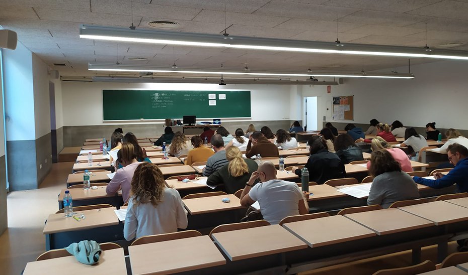 Aula con opositores a plazas de empleo público.