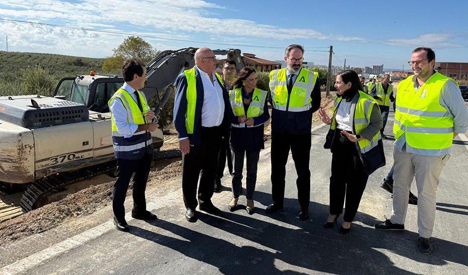 La consejera de Fomento, Rocío Díaz, Durante su visita a las obras de acceso a La Rambla.