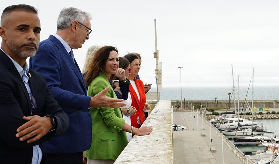 Rocío Díaz visita las instalaciones del Puerto de Barbate.